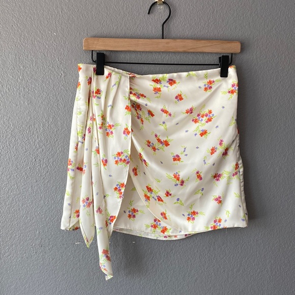 Zara Dresses & Skirts - ZARA NEW HIGHWAIST FLORAL SATIN MINI SKIRT